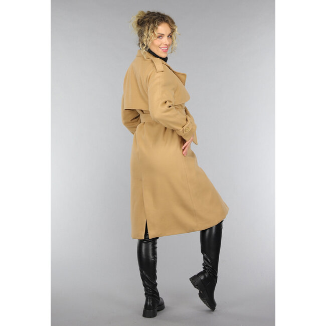 Kamelfarbener Trenchcoat mit Gürtel