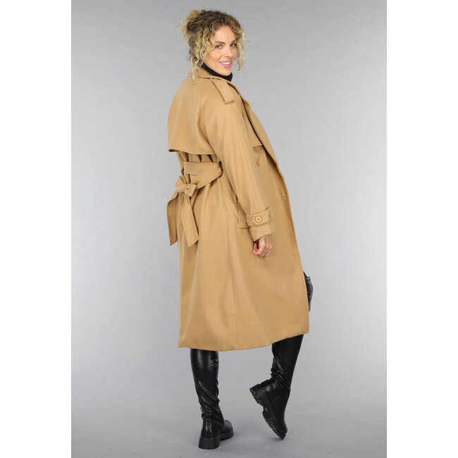 Kamelfarbener Trenchcoat mit Gürtel