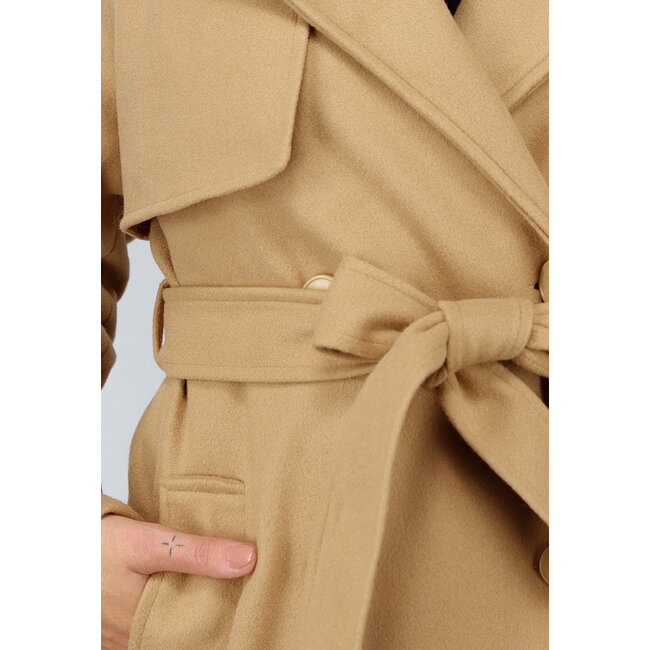 Kamelfarbener Trenchcoat mit Gürtel