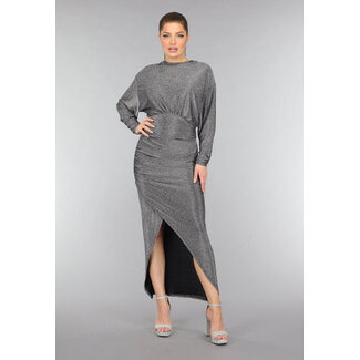 Langes silbernes Kleid mit Fledermausärmeln und Glitzersteinen