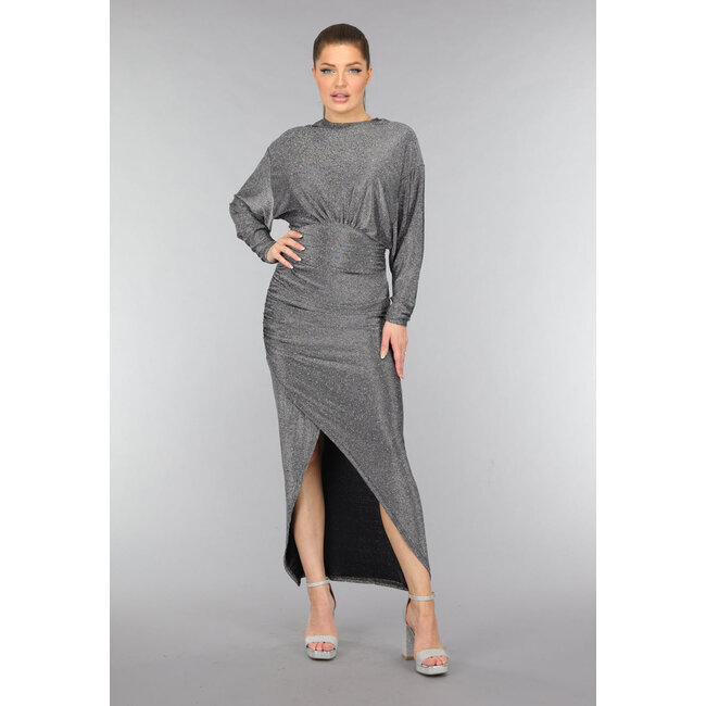 Langes silbernes Kleid mit Fledermausärmeln und Glitzersteinen