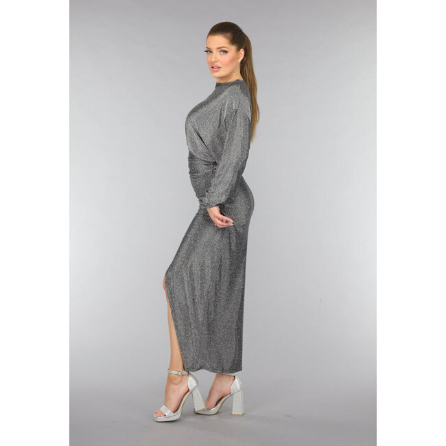 Langes silbernes Kleid mit Fledermausärmeln und Glitzersteinen