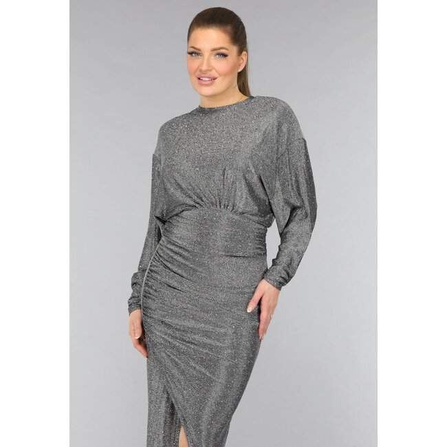 Langes silbernes Kleid mit Fledermausärmeln und Glitzersteinen