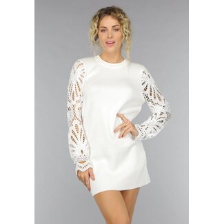 Weißes Pulloverkleid mit bestickten Ärmeln