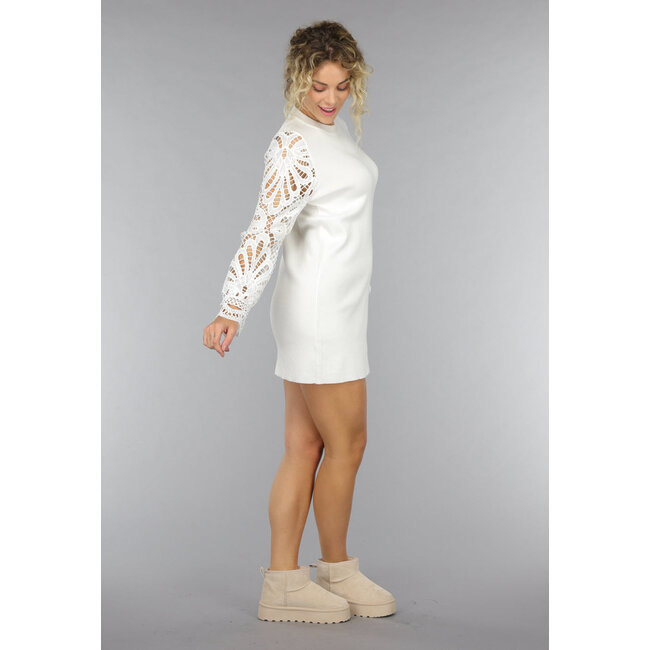 Weißes Pulloverkleid mit bestickten Ärmeln