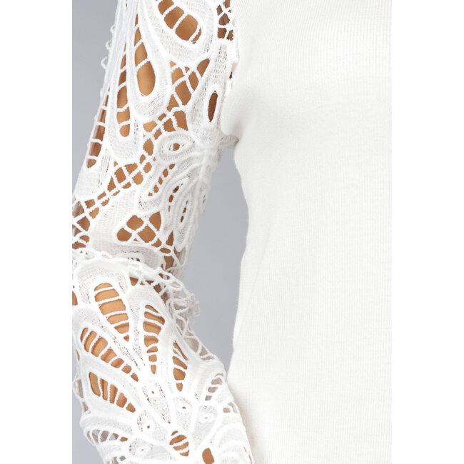 Weißes Pulloverkleid mit bestickten Ärmeln