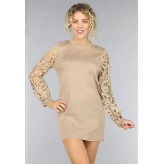 Taupefarbenes Kleid mit bestickten, durchsichtigen Ärmeln