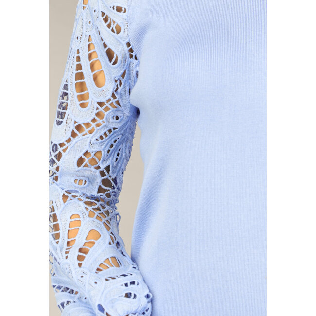 Blaues Feinstrickkleid mit geblümten Ärmeln