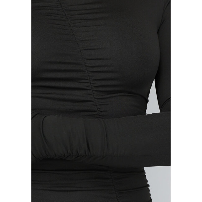 Schwarzes hochgeschlossenes Kleid mit plissiertem Saum