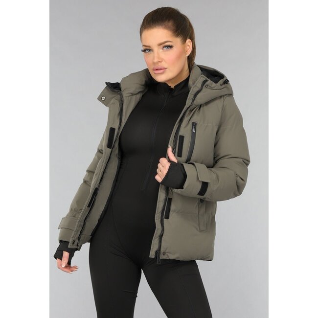 Kurzer taupefarbener Wintermantel mit Kapuze