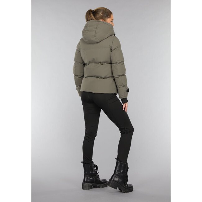 Kurzer taupefarbener Wintermantel mit Kapuze