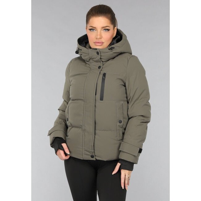 Kurzer taupefarbener Wintermantel mit Kapuze