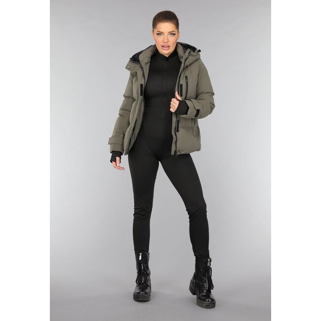 Kurzer taupefarbener Wintermantel mit Kapuze