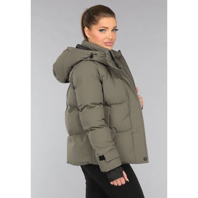 Kurzer taupefarbener Wintermantel mit Kapuze