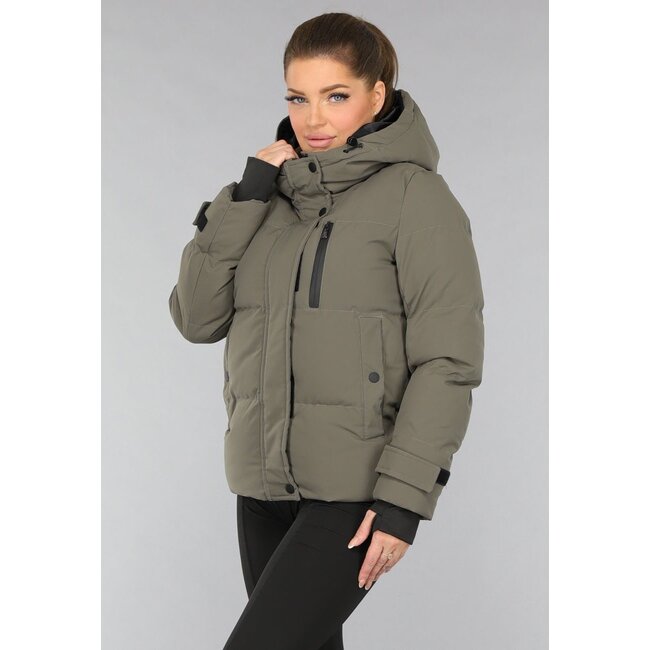 Kurzer taupefarbener Wintermantel mit Kapuze