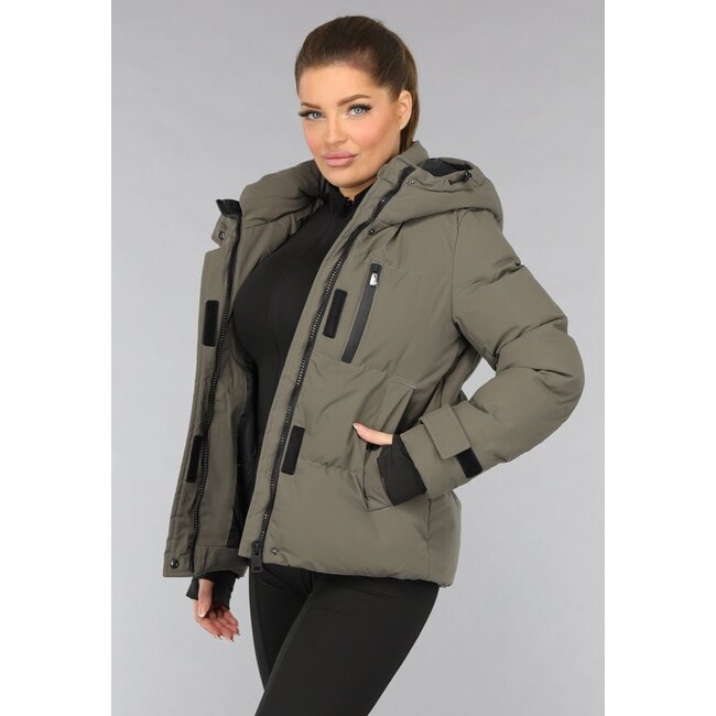 Kurzer taupefarbener Wintermantel mit Kapuze