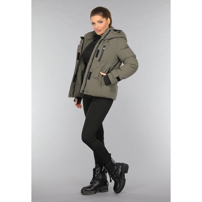 Kurzer taupefarbener Wintermantel mit Kapuze