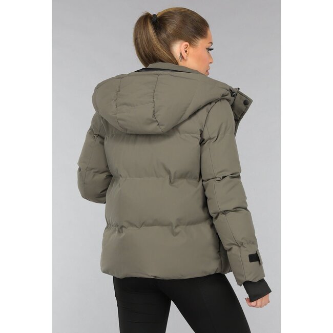 Kurzer taupefarbener Wintermantel mit Kapuze