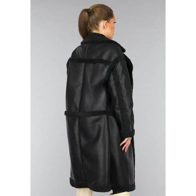 Langer schwarzer Teddy-Trenchcoat in Lederoptik