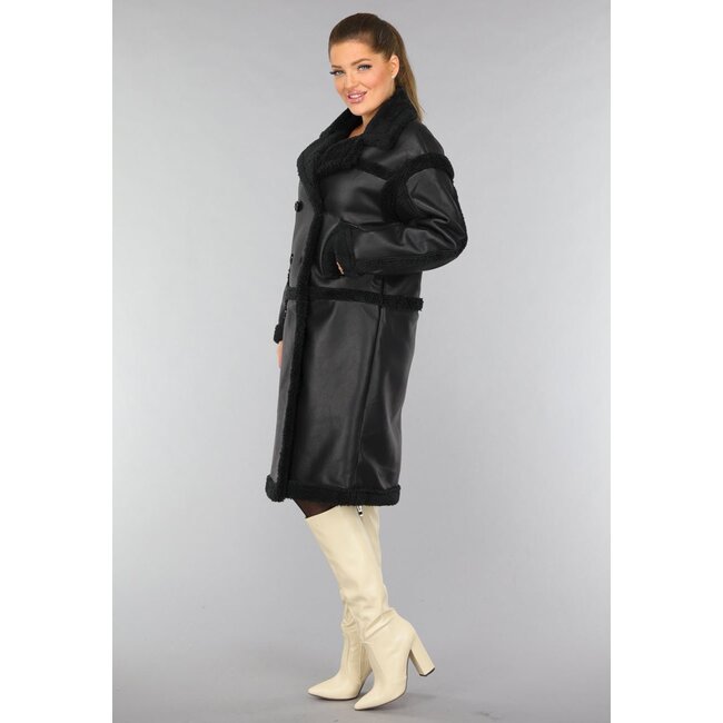 Langer schwarzer Teddy-Trenchcoat in Lederoptik