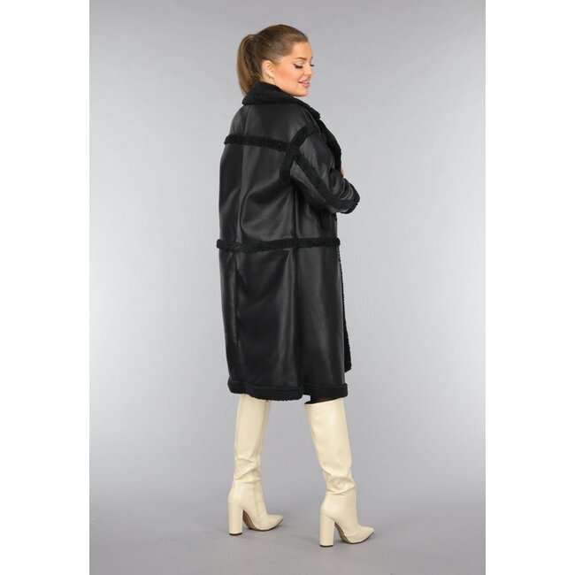 Langer schwarzer Teddy-Trenchcoat in Lederoptik