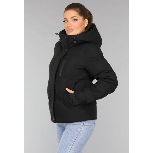 Schwarze wattierte Winterjacke mit Daumenlöchern