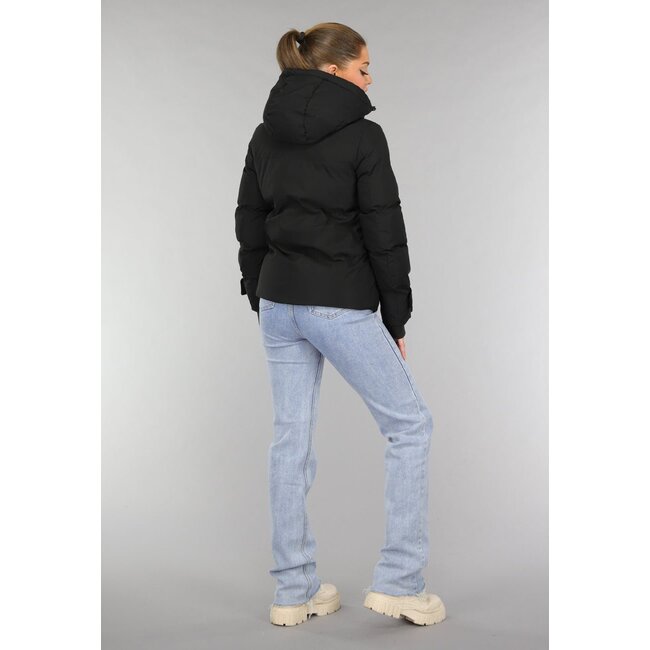 Schwarze wattierte Winterjacke mit Daumenlöchern