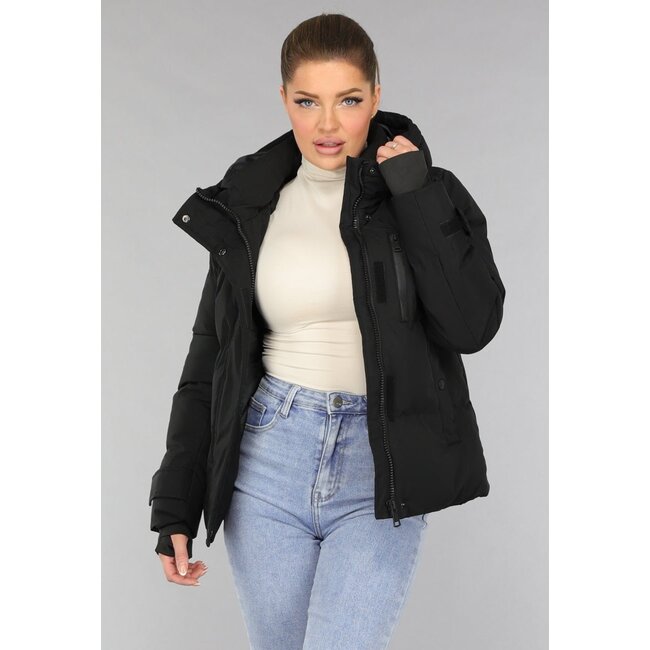 Schwarze wattierte Winterjacke mit Daumenlöchern