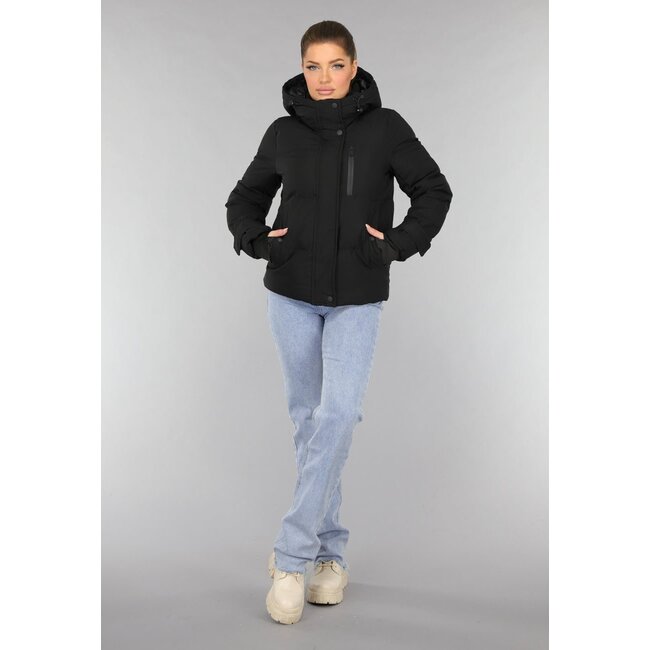 Schwarze wattierte Winterjacke mit Daumenlöchern
