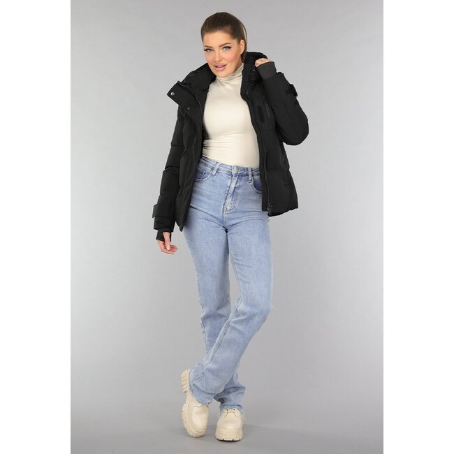 Schwarze wattierte Winterjacke mit Daumenlöchern