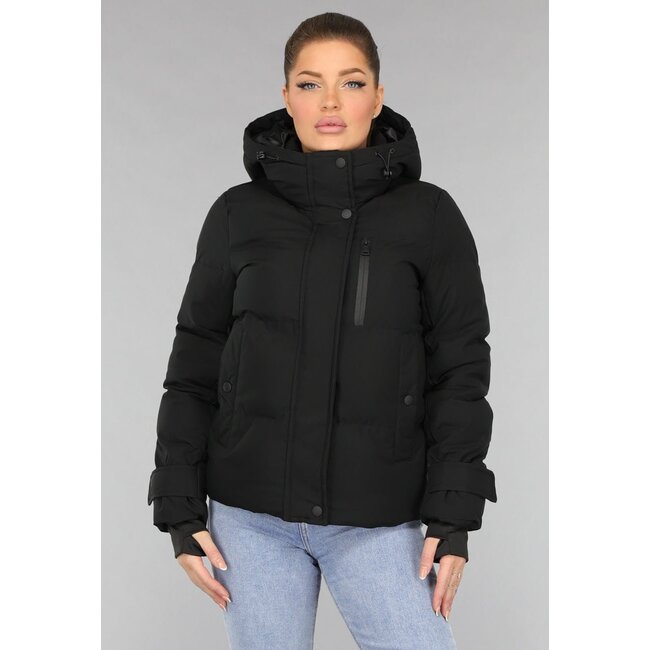 Schwarze wattierte Winterjacke mit Daumenlöchern