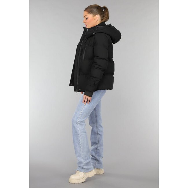 Schwarze wattierte Winterjacke mit Daumenlöchern