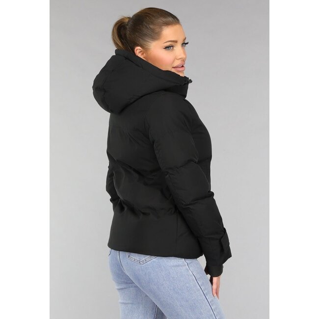 Schwarze wattierte Winterjacke mit Daumenlöchern