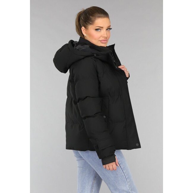 Schwarze wattierte Winterjacke mit Daumenlöchern