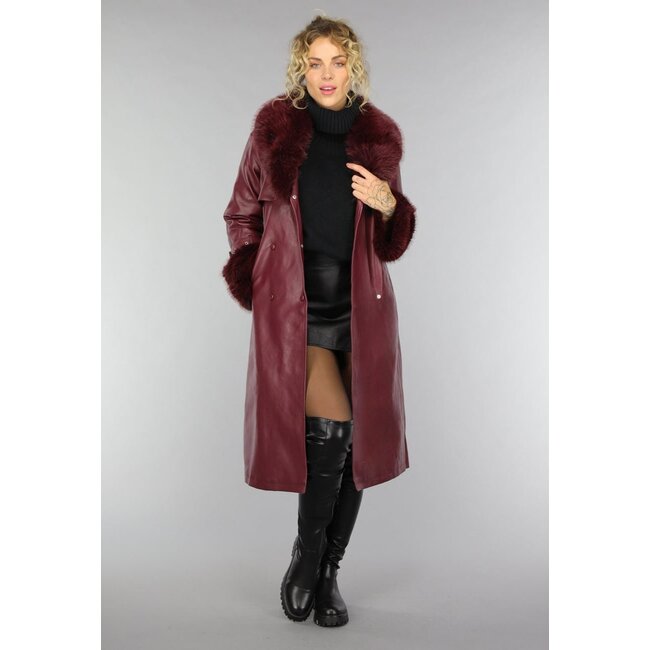 Langer weinroter Trenchcoat in Lederoptik mit Pelz