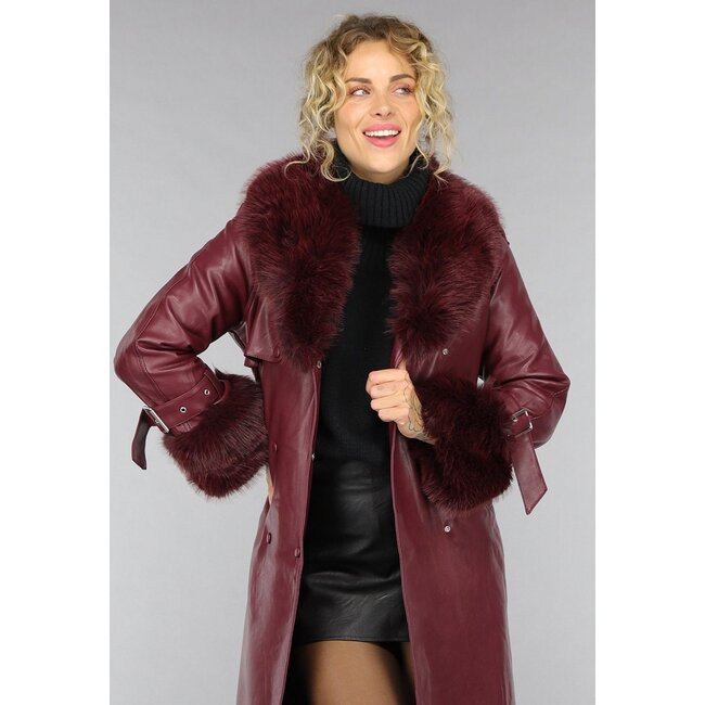 Langer weinroter Trenchcoat in Lederoptik mit Pelz