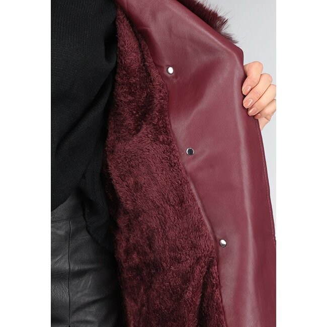 Langer weinroter Trenchcoat in Lederoptik mit Pelz