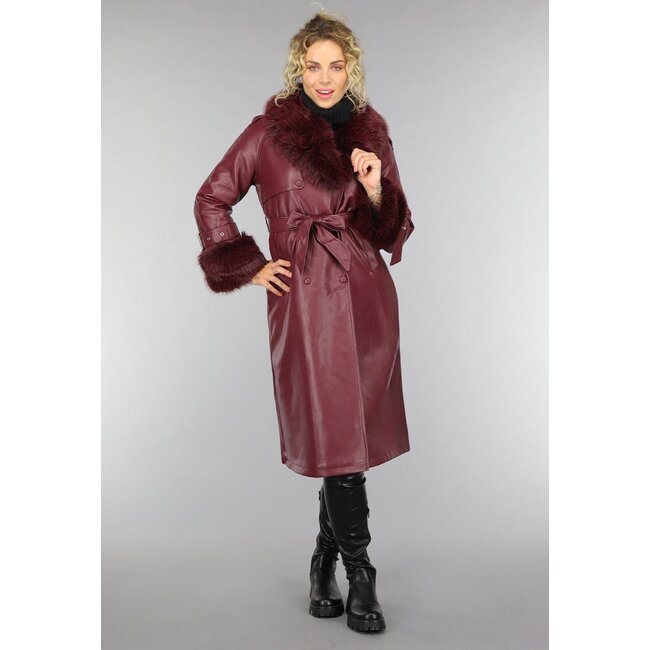 Langer weinroter Trenchcoat in Lederoptik mit Pelz