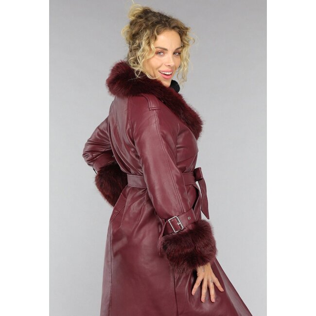 Langer weinroter Trenchcoat in Lederoptik mit Pelz