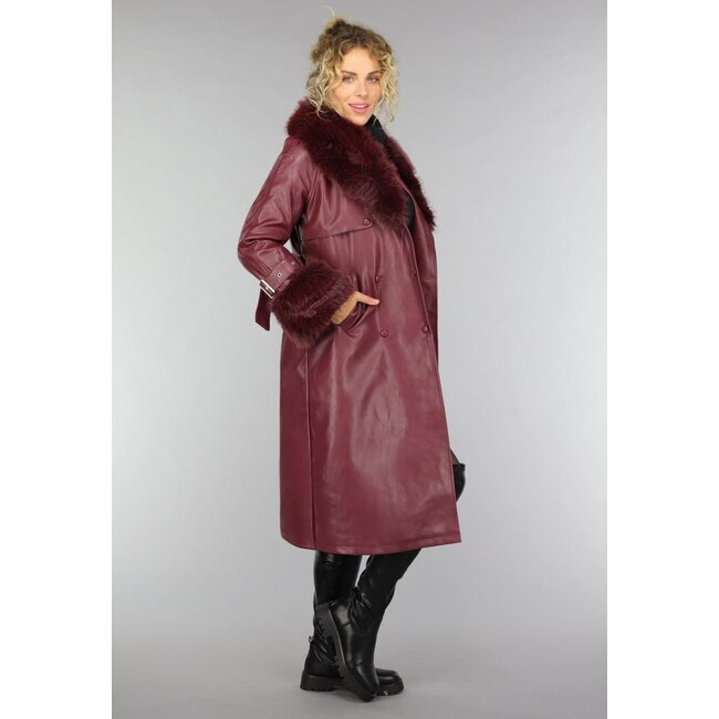 Langer weinroter Trenchcoat in Lederoptik mit Pelz