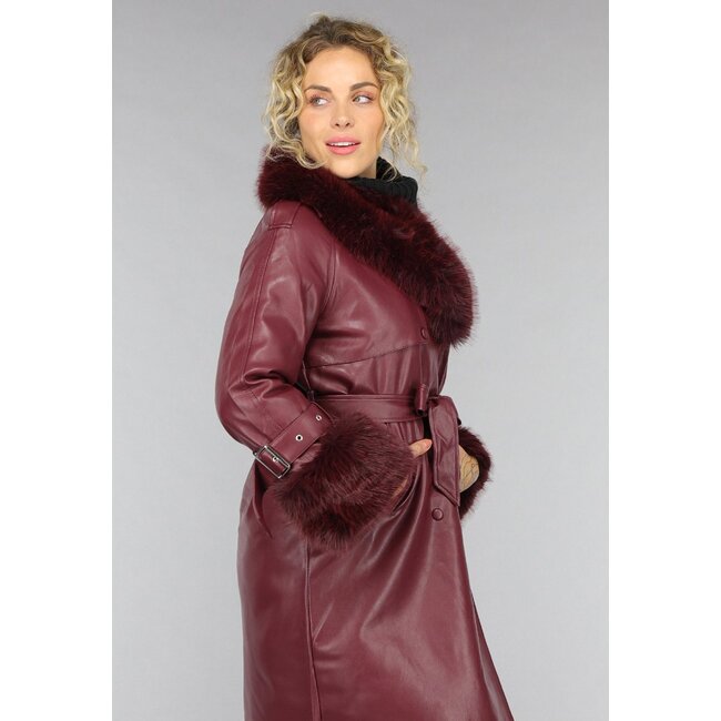 Langer weinroter Trenchcoat in Lederoptik mit Pelz