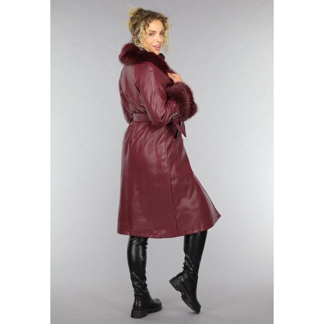 Langer weinroter Trenchcoat in Lederoptik mit Pelz