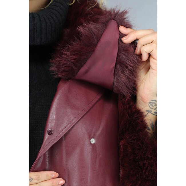Langer weinroter Trenchcoat in Lederoptik mit Pelz