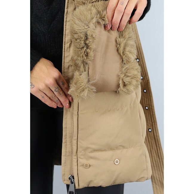 Langer gesteppter Camel Bodywarmer mit Fell