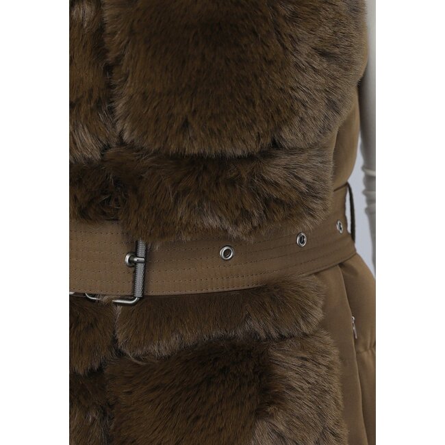 Langer Kunstfell-Bodywarmer in Camel mit Gürtel