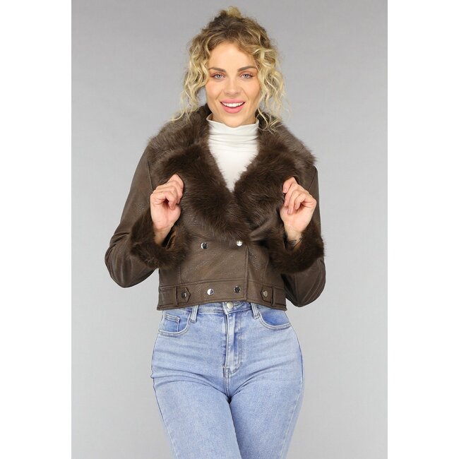 Kurze braune Jacke mit Kunstpelzdetails