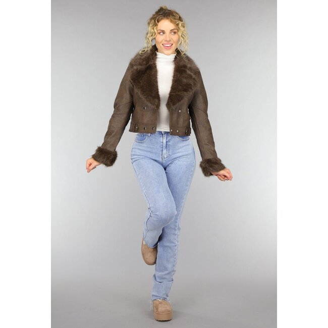 Kurze braune Jacke mit Kunstpelzdetails