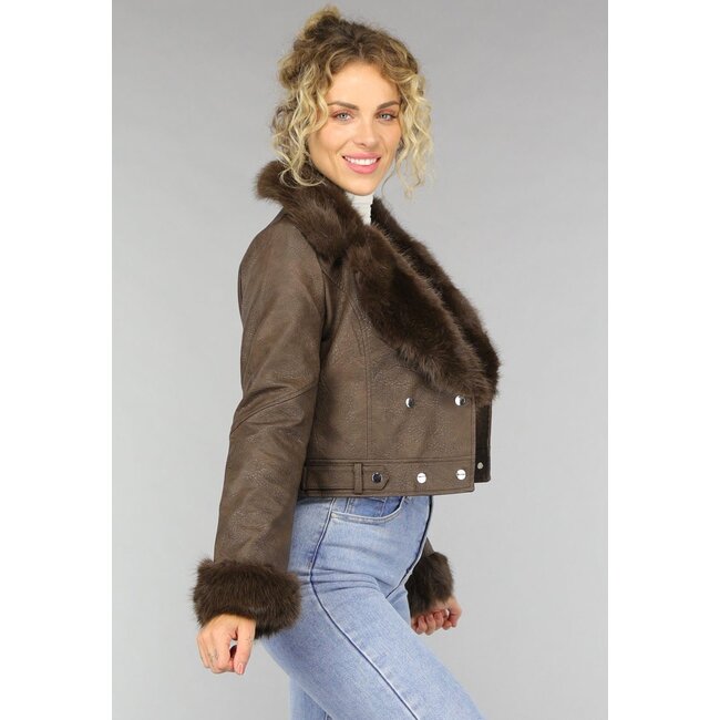 Kurze braune Jacke mit Kunstpelzdetails