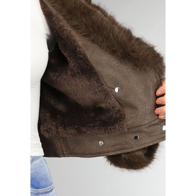 Kurze braune Jacke mit Kunstpelzdetails