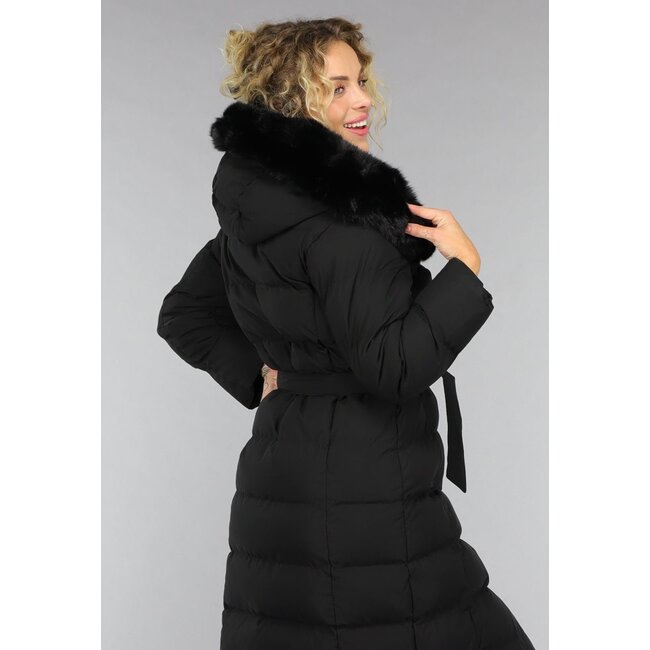 Schwarze lange Pufferjacke mit Pelzkragen